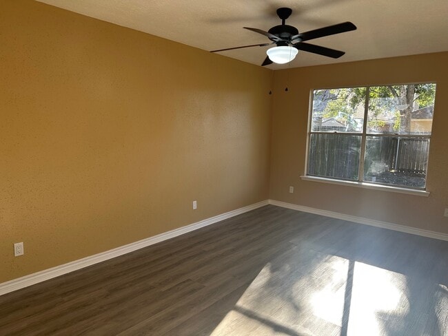 Building Photo - 147 Cotton Dr