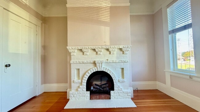 Building Photo - Charming Updated 2BR/1BA Marina Apartment ...