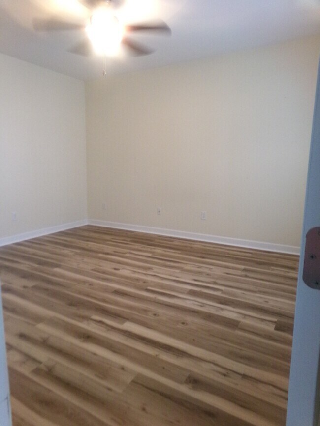 Building Photo - 1041 Fairway Ln