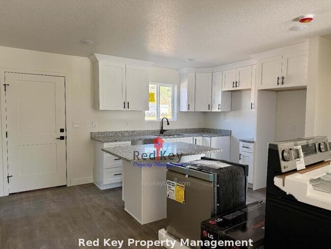 Building Photo - 600 N Duplex NEW