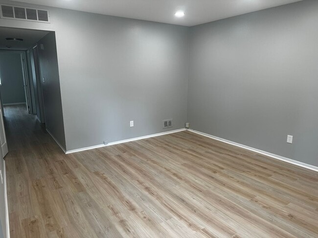 Building Photo - 3 Bedroom Home In Harper Woods HALF OFF FI...