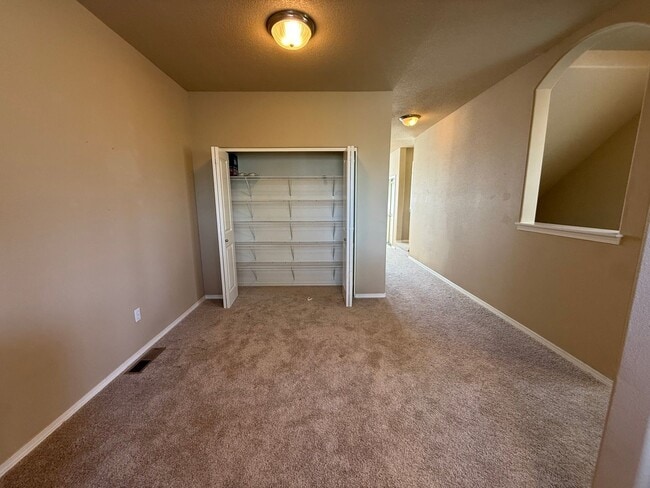 Building Photo - g434