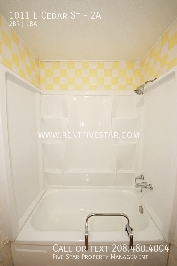 Building Photo - 1011 E Cedar St