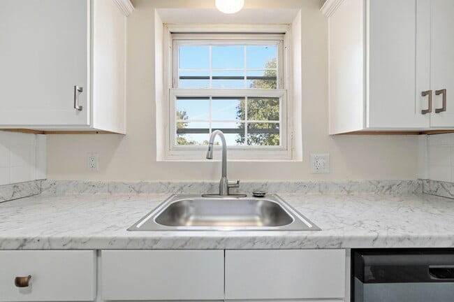 Building Photo - Charming Covedale Duplex