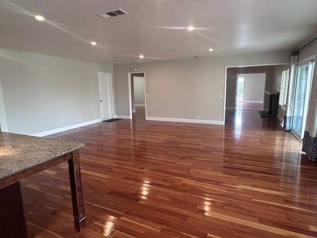 Building Photo - Stunning 3 bedroom + Den with Large Yard!