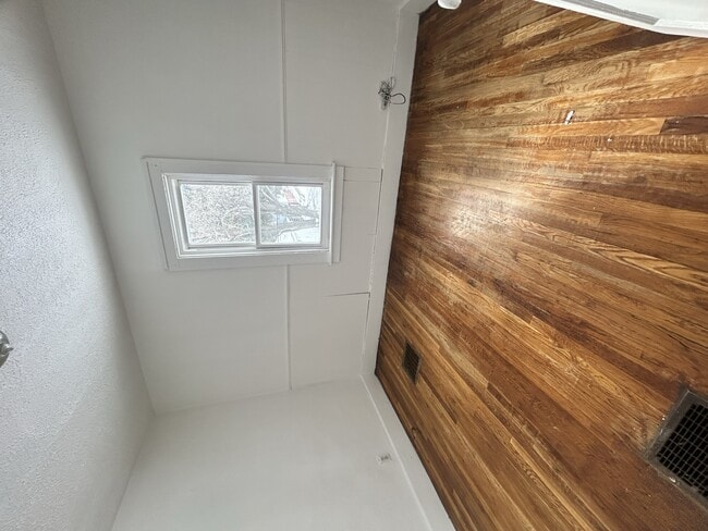 Building Photo - 20 E Josephine St