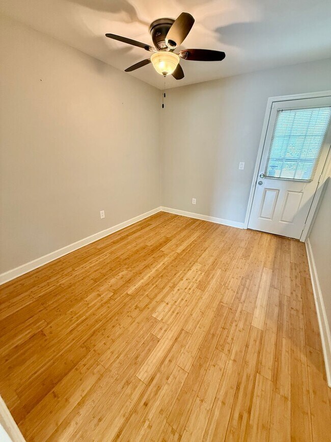 Building Photo - 2 Bedroom Hermitage condo only $1600!  Ava...
