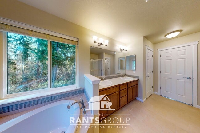 Building Photo - Beautiful 5 Bedroom 4 Bath Home in the sought after Golf Community with views of The Woodlands Co...