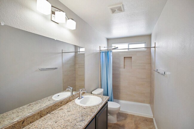 Building Photo - Southwest Pool Home With First Floor Bed And Bath