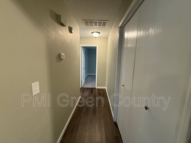 Building Photo - 2019 S Gum Ave