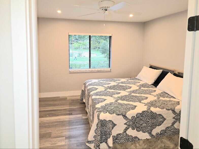 Building Photo - 10367 S Circle Lake Dr