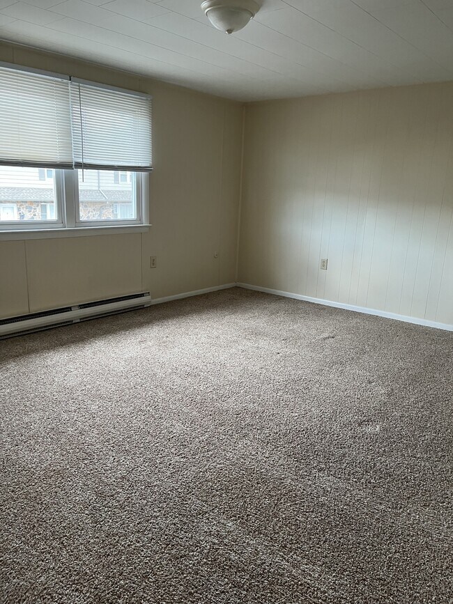 Building Photo - 611 Lincoln Way W