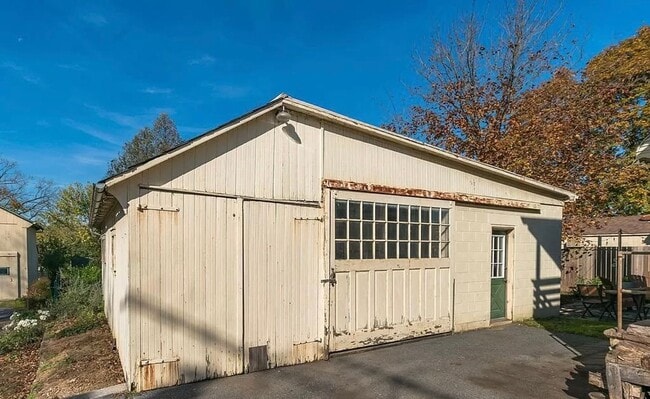 Building Photo - Spacious 4-Bedroom Home with Sunroom, Garage & Private Driveway!