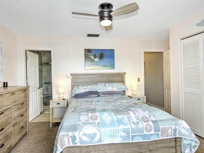 Building Photo - 4803 SW Santa Barbara Ct