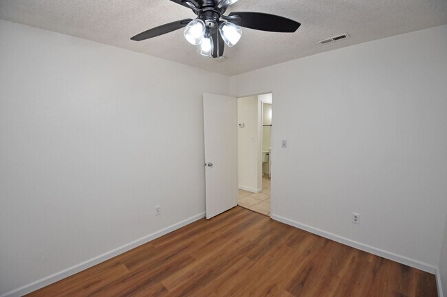 Building Photo - 4003-4003 Westporter Dr