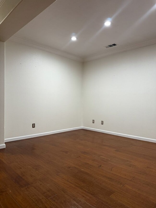 Building Photo - Lovely 5/3 with a desirable downstairs bedroom.