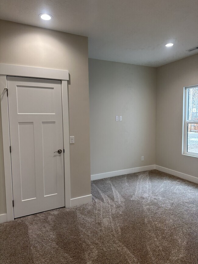 Building Photo - 236 S 200 W