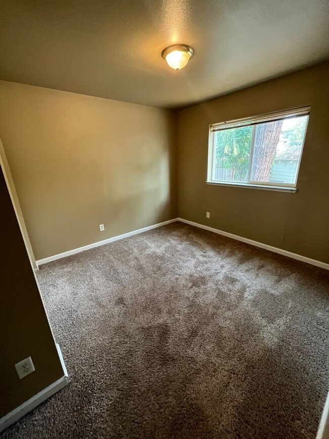 Building Photo - Great 3 bdrm, 1.5 bath house