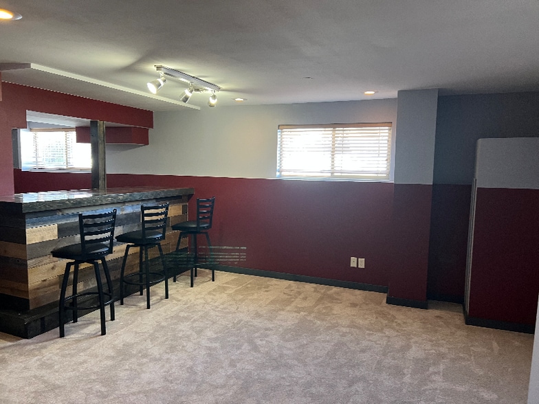 Building Photo - 562 Lexington Dr