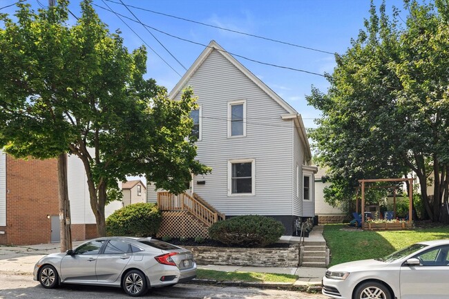 Building Photo - 915 E Homer St