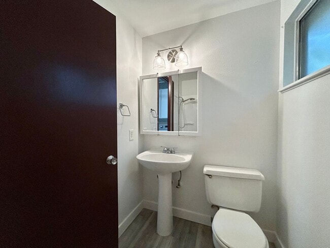 Building Photo - Bright and Open 3 Bed, 1 Bath House!