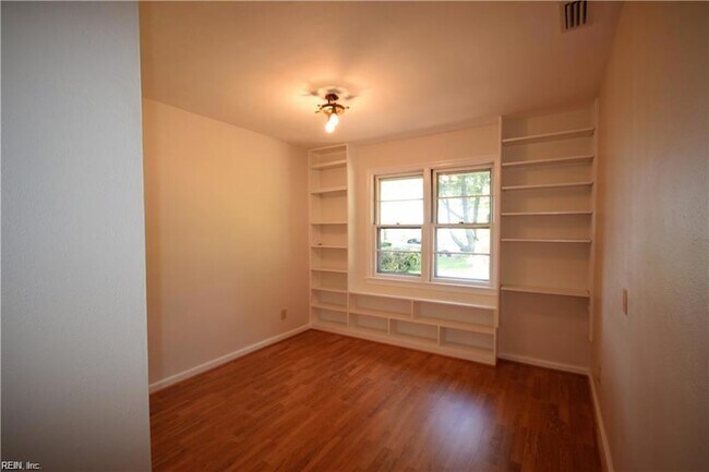 Building Photo - 1725 W 49th St