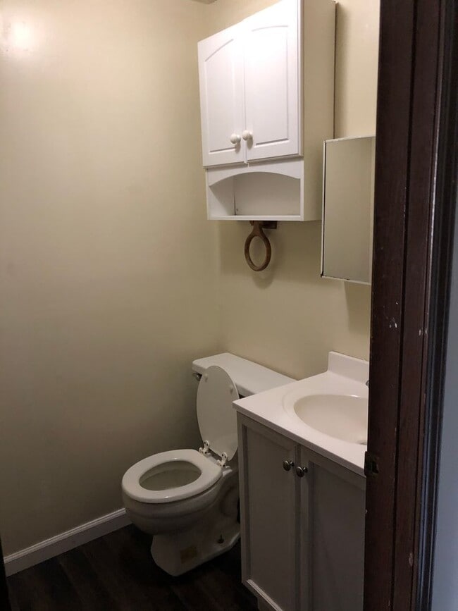 Building Photo - 3 Bedroom Townhome on Quite side of East C...