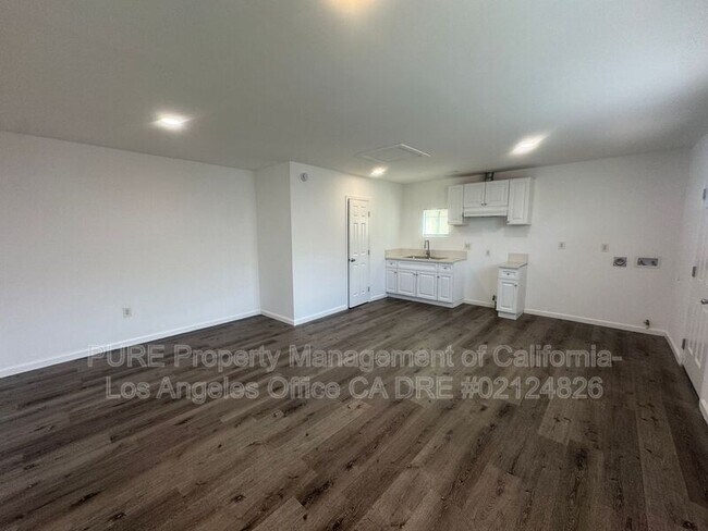 Building Photo - 10977 1/2 Pope Avenue