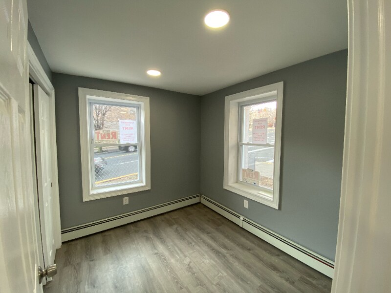 Building Photo - 301 Lilac Ln