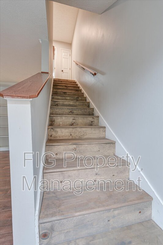 Building Photo - 479 Claircrest Dr