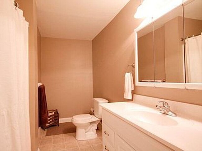 Building Photo - Spacious home with 5 bedrooms and 3 full b...