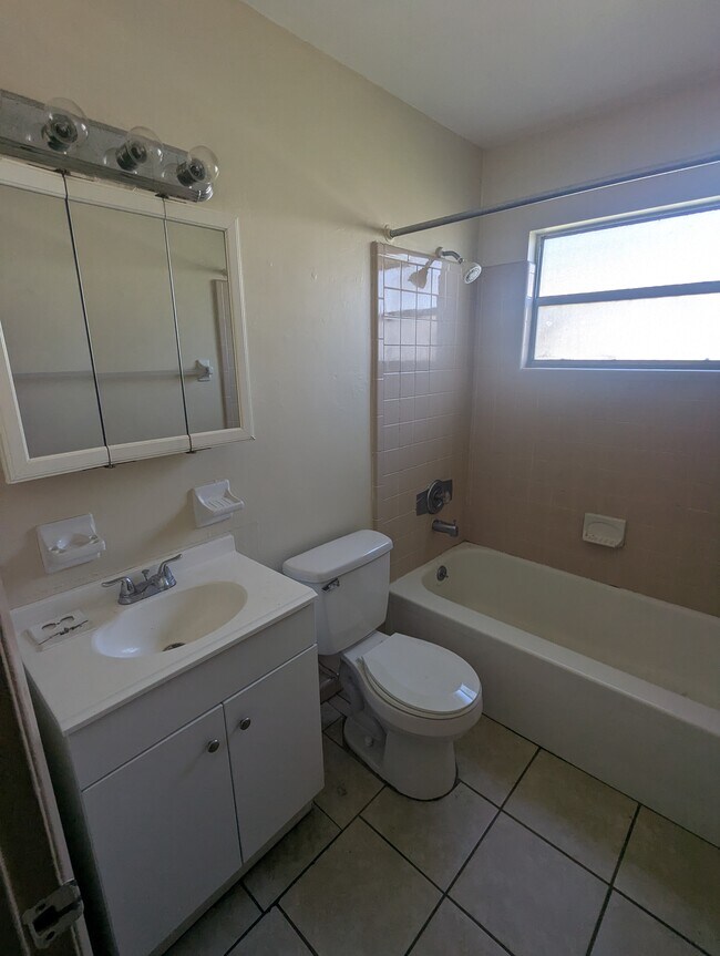 Building Photo - 1062 Orienta Ave