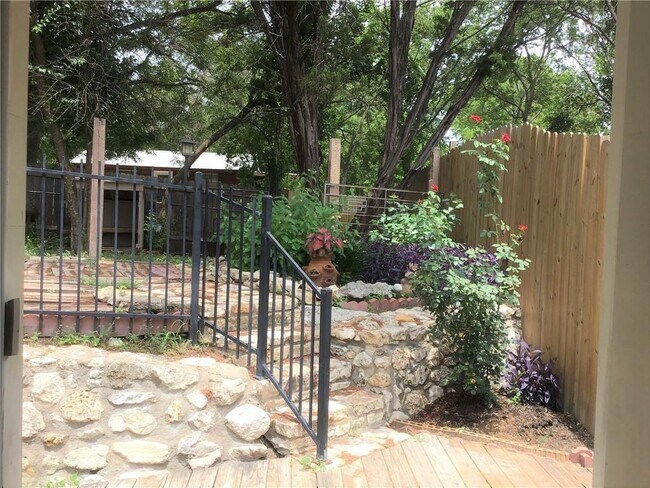 Building Photo - 400 Celery Loop