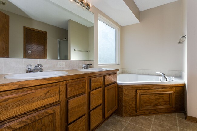 Building Photo - Great  4 bedroom home in Derby School dist...