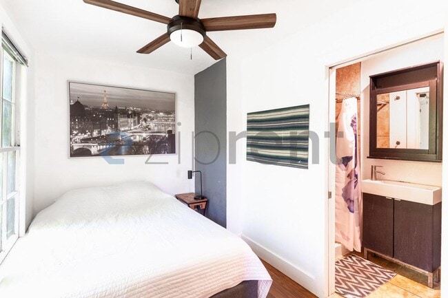 Building Photo - Unit A