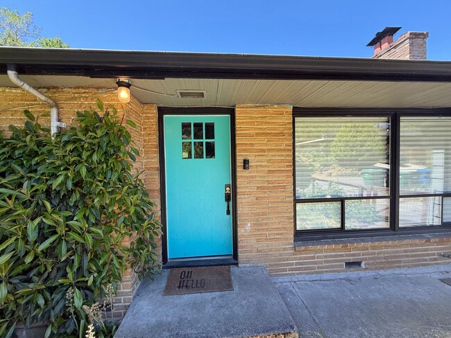 Building Photo - Columbia City Home