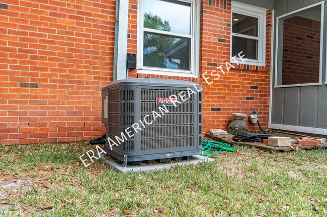 Building Photo - 305 Meggs Dr NE