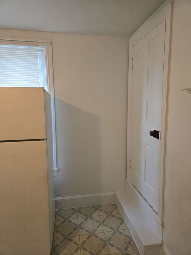 Building Photo - 552 E King St