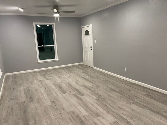 Building Photo - 3 bedrooms 2 baths - Only $1500 Per Month