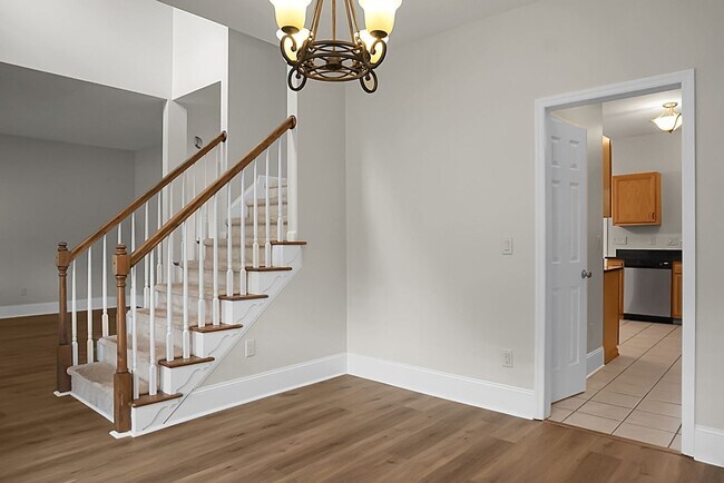 Building Photo - Gorgeous, 2 story, 4 BR, 2.5 BA Home with Fenced Yard near Magnolia Gardens