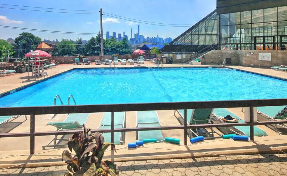 Building Photo - 7002 Boulevard E