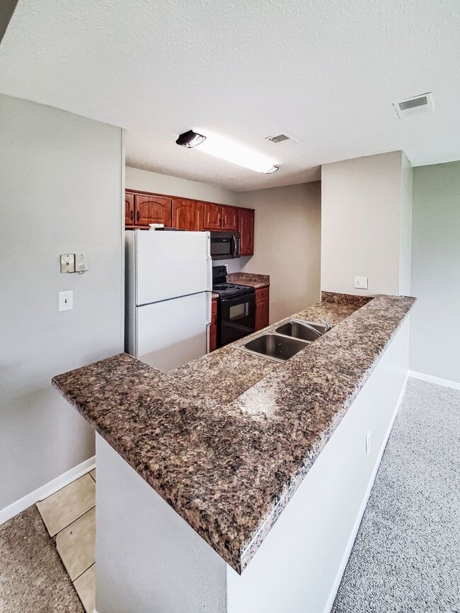 Building Photo - Charming 2BR/2BA Townhouse-Style Condo Nea...