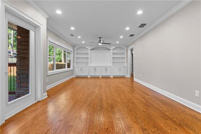 Building Photo - 1841 Gainsborough Dr