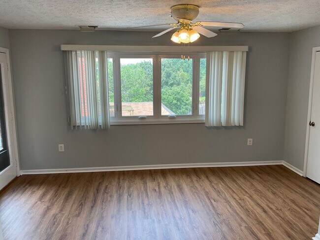 Building Photo - Very well maintained and extra large 3BR 2BA condo moments to Marc Train in Downtown Gaithersburg