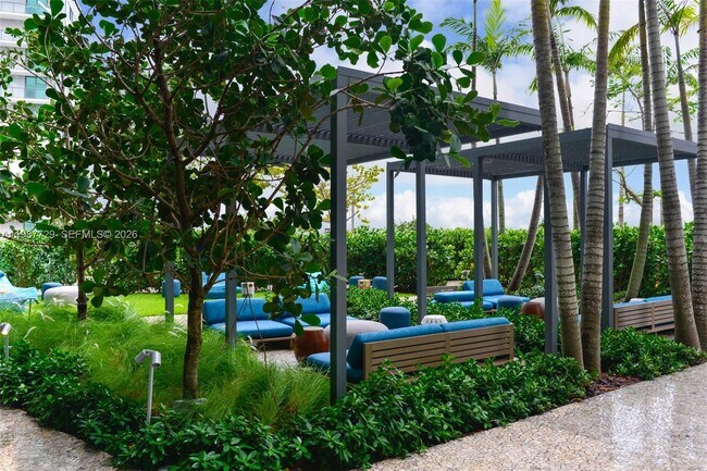 Building Photo - 650 NE 32nd St