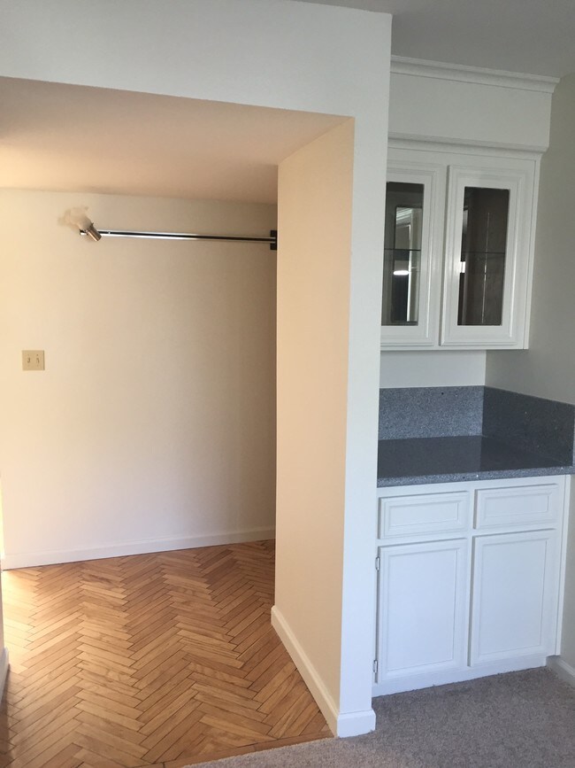 Dry Bar - Dining Room - 385 S Bernardo Ave