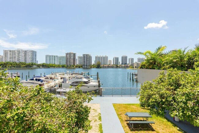 Building Photo - 18031 Biscayne Blvd