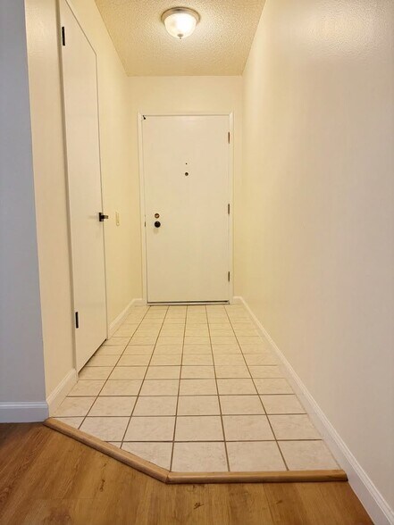 Building Photo - 796 Woodside Ln E