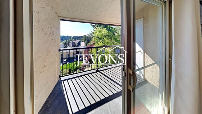 Building Photo - Charming top-floor condo with fully equipp...