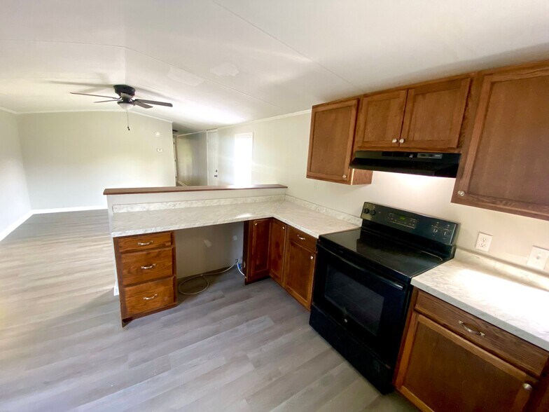 Building Photo - 102 Persimmon Dr